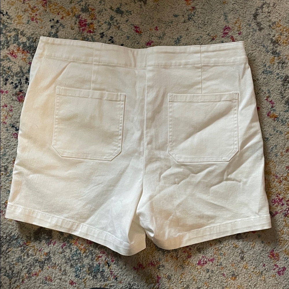 J McLaughlin White Women's Shorts with Button Accents - Picture 2 of 3